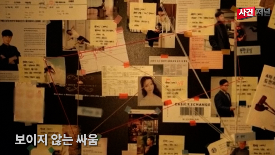 Hailuo_Video_완전히 어두운 블랙 화면, 낮게 깔리는 긴장감 있는 베이스 사운드와 함께 시작된다. 멀리서 붉은 경광등이 비추듯, 로고의 일부가 어둠 속에서 아주 희미하게 드러난다. 카메라는 _495314095835422727.00_00_25_28.스틸 009.jpg