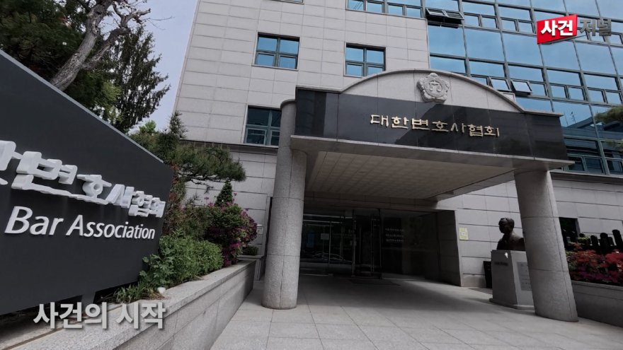 Hailuo_Video_완전히 어두운 블랙 화면, 낮게 깔리는 긴장감 있는 베이스 사운드와 함께 시작된다. 멀리서 붉은 경광등이 비추듯, 로고의 일부가 어둠 속에서 아주 희미하게 드러난다. 카메라는 _495314095835422727.00_00_10_19.스틸 006.jpg