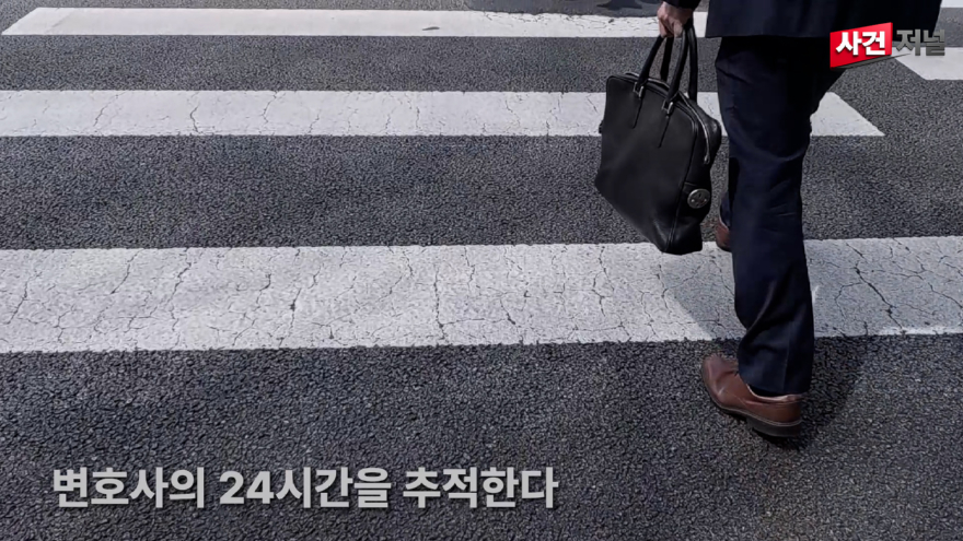 Hailuo_Video_완전히 어두운 블랙 화면, 낮게 깔리는 긴장감 있는 베이스 사운드와 함께 시작된다. 멀리서 붉은 경광등이 비추듯, 로고의 일부가 어둠 속에서 아주 희미하게 드러난다. 카메라는 _495314095835422727.00_00_02_21.스틸 004.jpg