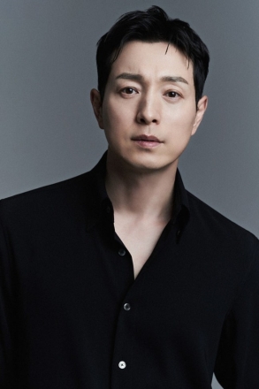 정성일, 코미디 도전 연기 변신에 나선다.