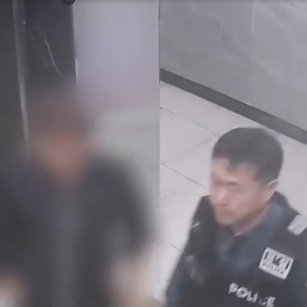 여자화장실 몰카 사건…양말 속 숨긴 휴대폰 적발