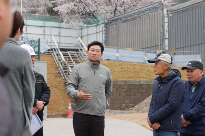 이상일 용인특례시장, 양지읍 아파트 신축공사 현장 점검...시공사 측에 주민 불편 해소 노력 당부