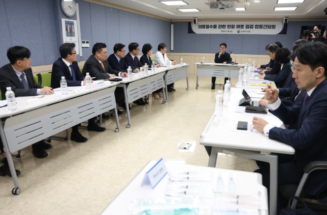  김민석 국무총리, 의약계, 의료필수품 제조·유통업계 만나 애로사항 청취