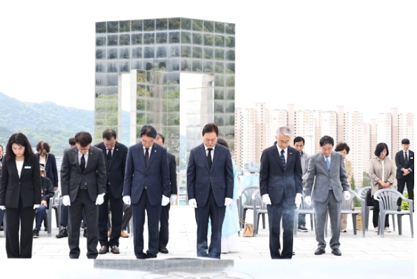 경남도, 제66주년 4·19혁명 국립 3·15민주묘지 참배