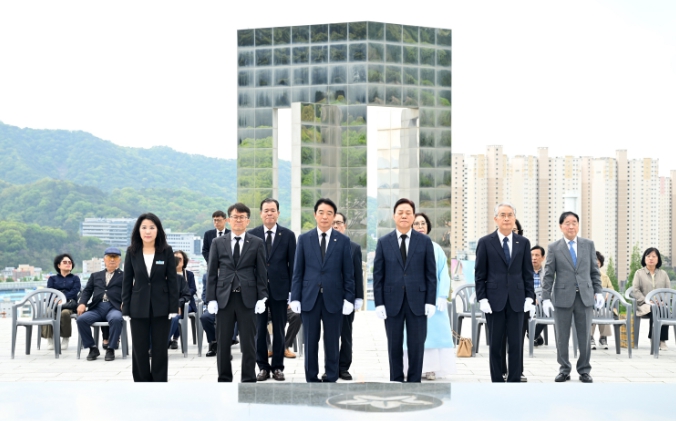 경남도의회 최학범 의장, 4·19혁명 기념 국립 3·15 민주묘지 참배