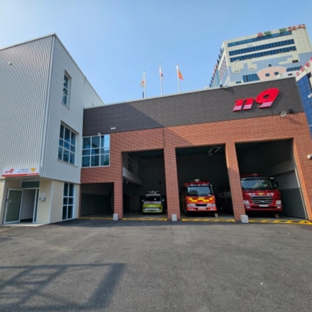 전주 도로 달리던 승용차 논으로 추락…50대 여성 운전자 부상