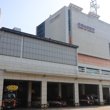 청라하늘대교 달리던 SUV 화재…엔진룸서 발화 추정